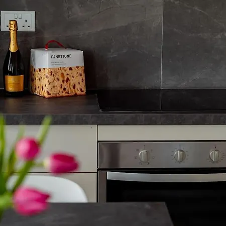 Beautiful 2bdr And Great Location!