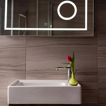 Beautiful 2bdr And Great Location!