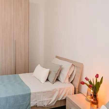 Beautiful 2bdr And Great Location! *