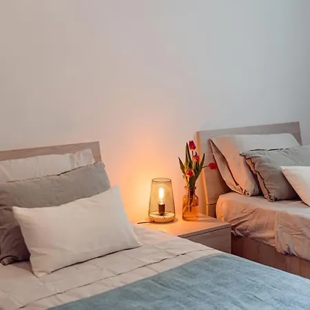 Beautiful 2bdr And Great Location! *